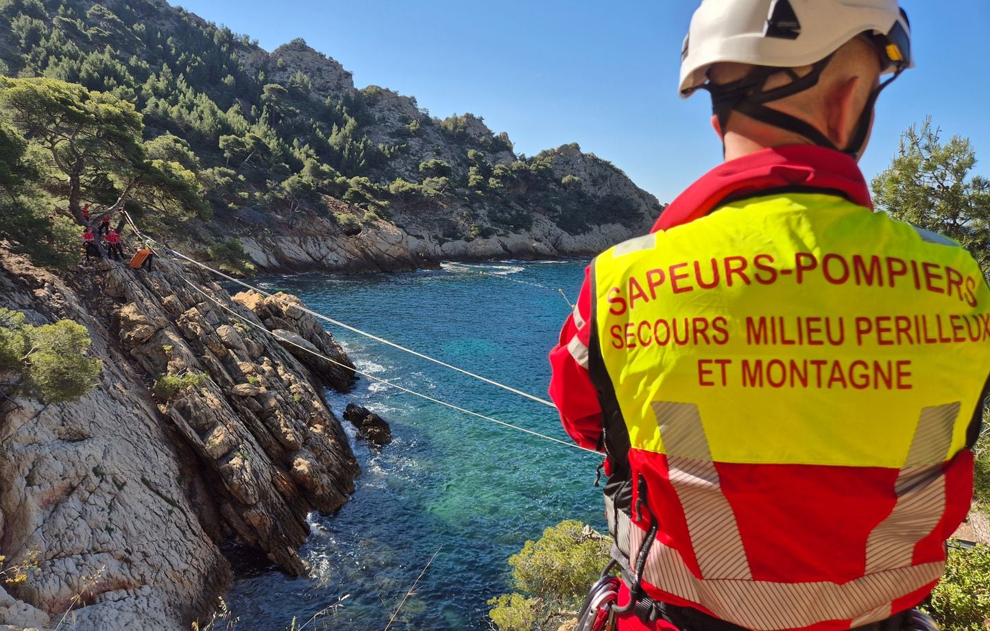 “Una vida al final de una cuerda”… Con bomberos que salvan a excursionistas heridos en entornos peligrosos “Una vida al final de una cuerda”… Con bomberos que salvan a excursionistas heridos en entornos peligrosos